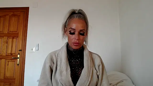 Sophie-Logan-Ink online show from 03-12-26, 05:17