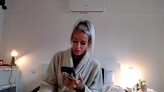 Sophie-Logan-Ink online show from 04-12-26, 03:15