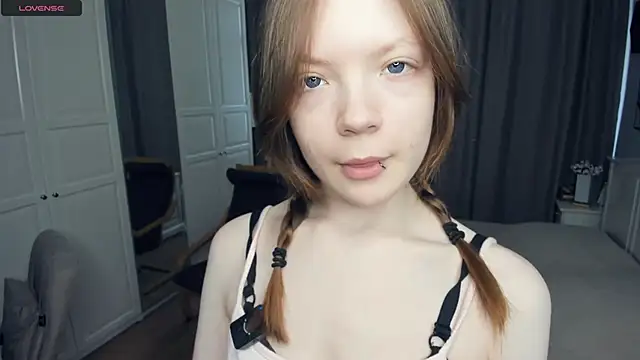 Snapshot of LavenderMitten chatting on 06-19-26, 05:35 LavenderMitten online show from 06-19-26, 05:35