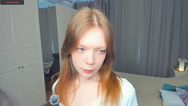 Snapshot of LavenderMitten chatting on 06-11-26, 05:59 LavenderMitten online show from 06-11-26, 05:59