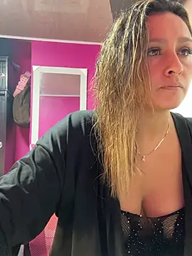 Snapshot of alana__070 chatting on 04-15-26, 01:00 alana 070 online show from 04-15-26, 01:00