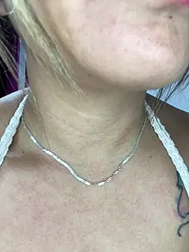 Snapshot of alana__070 chatting on 02-17-26, 01:08 alana 070 online show from 02-17-26, 01:08