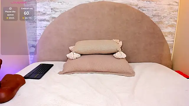 Ashley Beaomunt online show from 02-25-26, 12:49