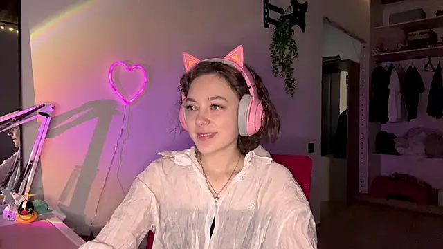 Snapshot of SlunkRear chatting on 02-17-26, 10:07 SlunkRear online show from 02-17-26, 10:07