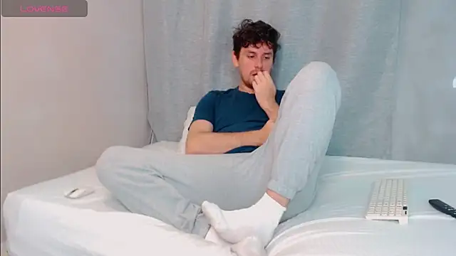 Snapshot of Luc_7 chatting on 02-14-26, 07:36 Luc 7 online show from 02-14-26, 07:36