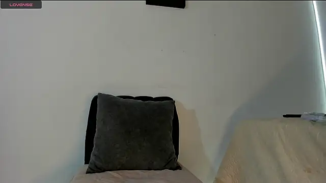 Snapshot of emma__castle chatting on 02-20-26, 01:13 emma castle online show from 02-20-26, 01:13