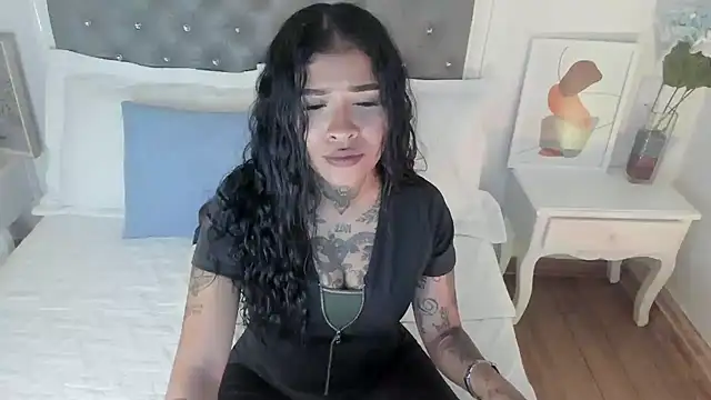 Snapshot of Aisha_Haddad chatting on 05-21-26, 01:52 Aisha Haddad online show from 05-21-26, 01:52