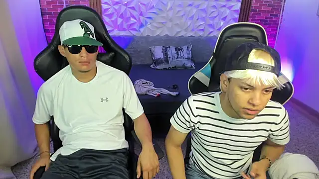 Snapshot of Top_and_bottom chatting on 02-11-26, 01:11 Top and bottom online show from 02-11-26, 01:11