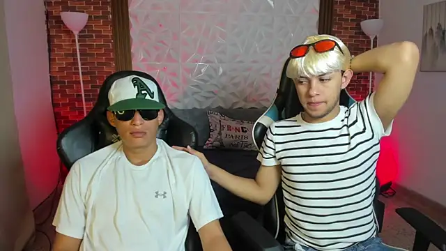 Snapshot of Top_and_bottom chatting on 02-12-26, 01:11 Top and bottom online show from 02-12-26, 01:11