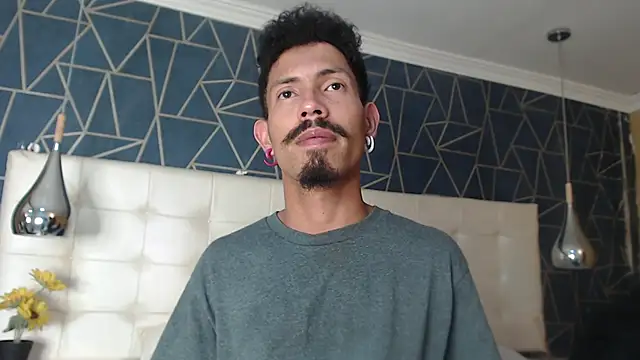 Snapshot of NoaahTylor chatting on 02-12-26, 08:19 NoaahTylor online show from 02-12-26, 08:19