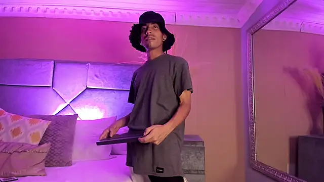 NoaahTylor online show from 05-17-26, 03:50