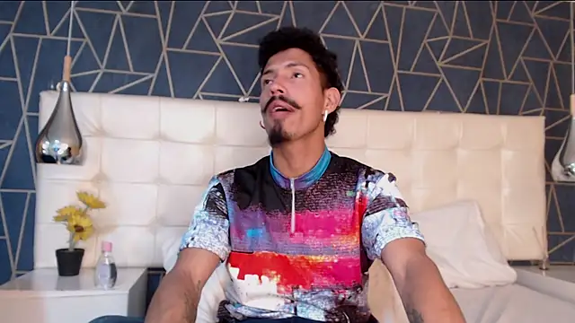 Snapshot of NoaahTylor chatting on 02-18-26, 12:52 NoaahTylor online show from 02-18-26, 12:52