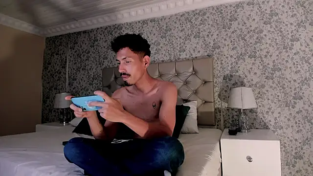 NoaahTylor online show from 04-11-26, 02:52