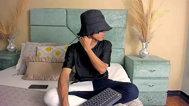 NoaahTylor online show from 05-16-26, 04:44