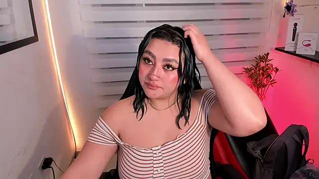 Snapshot of Emily_Jonesh chatting on 07-14-26, 12:33 Emily Jonesh online show from 07-14-26, 12:33