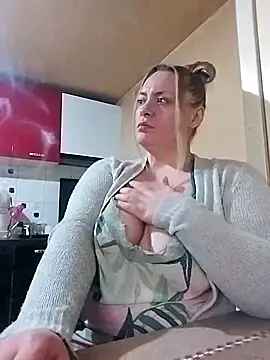 Snapshot of HotStepmommy4 chatting on 02-28-26, 10:09 HotStepmommy4 online show from 02-28-26, 10:09