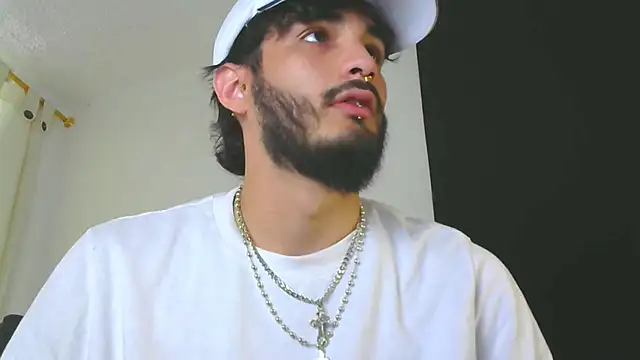 Snapshot of LovexJuxn8 chatting on 02-18-26, 07:32 LovexJuxn8 online show from 02-18-26, 07:32