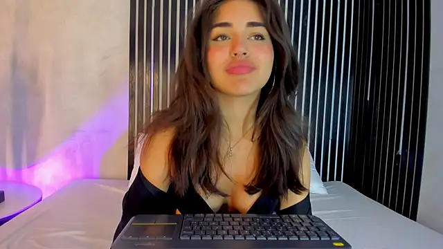 Snapshot of melodyphillips_2_ chatting on 02-13-26, 04:45 melodyphillips 2 online show from 02-13-26, 04:45