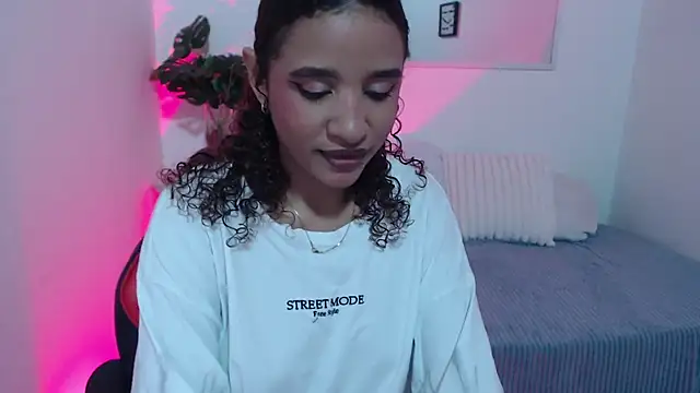 Snapshot of Alice_Grinnerk chatting on 03-01-26, 02:06 Alice Grinnerk online show from 03-01-26, 02:06