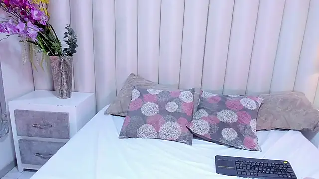 Snapshot of VanessaLanz chatting on 04-23-26, 12:29 VanessaLanz online show from 04-23-26, 12:29