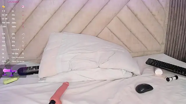 SarahRizof online show from 03-25-26, 05:51