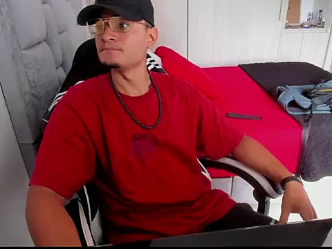 Snapshot of FredericSloan chatting on 02-22-26, 04:52 FredericSloan online show from 02-22-26, 04:52