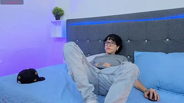 Snapshot of Ale_cuzz chatting on 02-14-26, 02:06 Ale cuzz online show from 02-14-26, 02:06