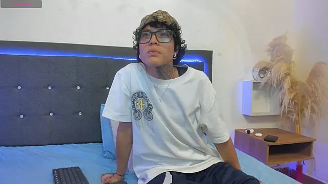 Snapshot of Ale_cuzz chatting on 02-18-26, 09:00 Ale cuzz online show from 02-18-26, 09:00