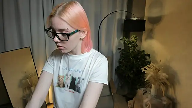 Snapshot of RonniHang chatting on 02-17-26, 01:14 RonniHang online show from 02-17-26, 01:14