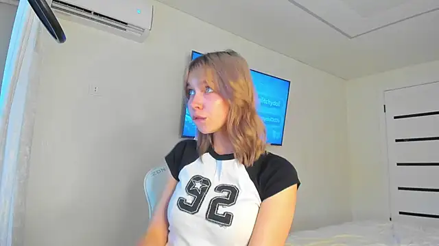 GlitchyDolly online show from 06-15-26, 05:51