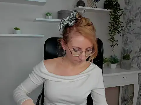 Snapshot of CinderellaMoon chatting on 02-20-26, 06:26 CinderellaMoon online show from 02-20-26, 06:26