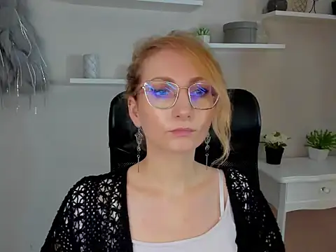 Snapshot of CinderellaMoon chatting on 02-25-26, 06:35 CinderellaMoon online show from 02-25-26, 06:35