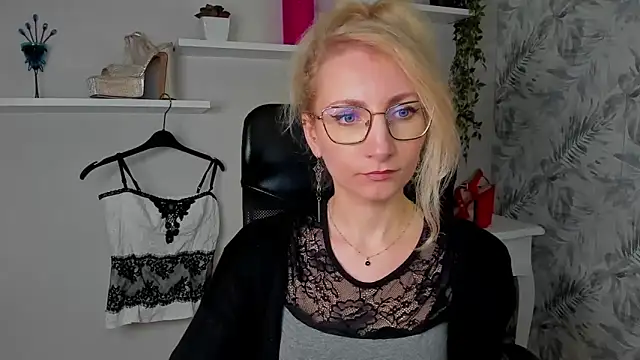 CinderellaMoon online show from 03-31-26, 05:20