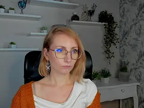 Snapshot of CinderellaMoon chatting on 02-19-26, 06:21 CinderellaMoon online show from 02-19-26, 06:21