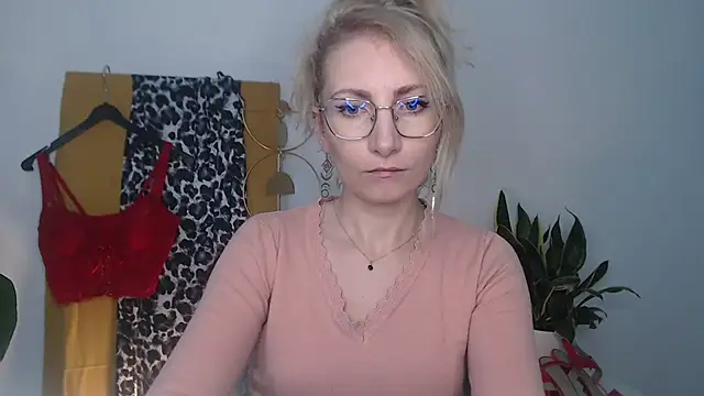 CinderellaMoon online show from 04-14-26, 05:23