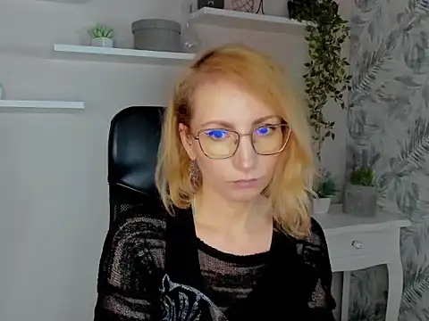 Snapshot of CinderellaMoon chatting on 02-23-26, 06:25 CinderellaMoon online show from 02-23-26, 06:25