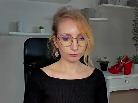 Snapshot of CinderellaMoon chatting on 02-26-26, 06:24 CinderellaMoon online show from 02-26-26, 06:24