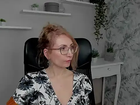 Snapshot of CinderellaMoon chatting on 02-18-26, 06:44 CinderellaMoon online show from 02-18-26, 06:44