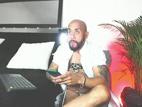 Snapshot of King_bear_25 chatting on 02-26-26, 01:49 King bear 25 online show from 02-26-26, 01:49