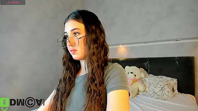 Emily Lews online show from 03-05-26, 01:13