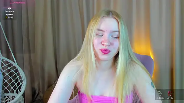 Snapshot of Linda__Bloom chatting on 06-15-26, 12:44 Linda Bloom online show from 06-15-26, 12:44