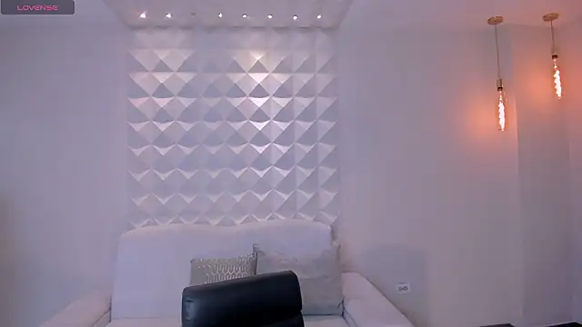 Snapshot of CarolineEvans_x chatting on 02-27-26, 04:23 CarolineEvans x online show from 02-27-26, 04:23