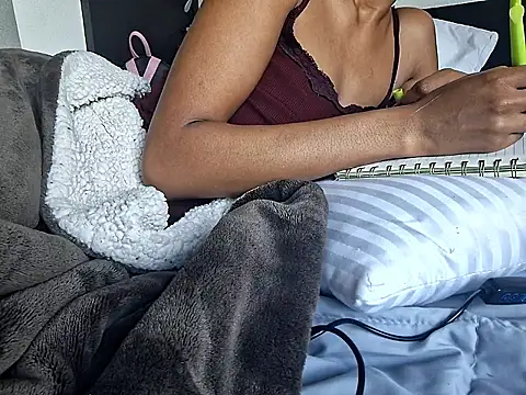 Snapshot of Cinnamonbunn chatting on 02-26-26, 06:19 Cinnamonbunn online show from 02-26-26, 06:19