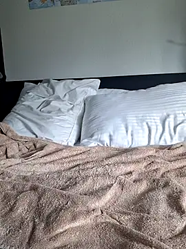 Cinnamonbunn online show from 03-28-26, 02:51