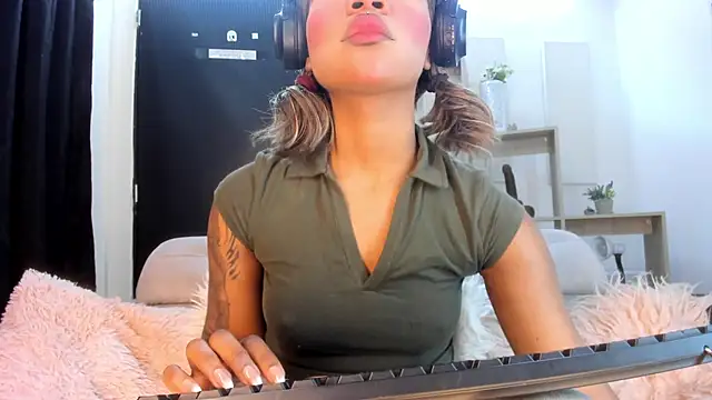 Tylla   online show from 03-25-26, 05:07