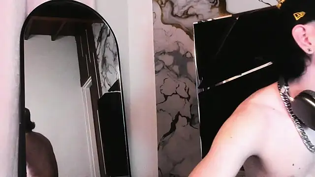 Couple In Heat online show from 04-21-26, 08:48
