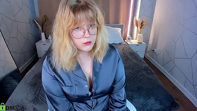 Snapshot of luna_c0ra chatting on 02-21-26, 01:18 luna c0ra online show from 02-21-26, 01:18