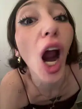 FrutillitaXX online show from 03-22-26, 07:48