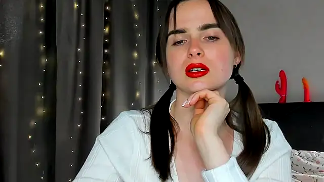 Snapshot of megann_fox2 chatting on 05-28-26, 04:24 megann fox2 online show from 05-28-26, 04:24