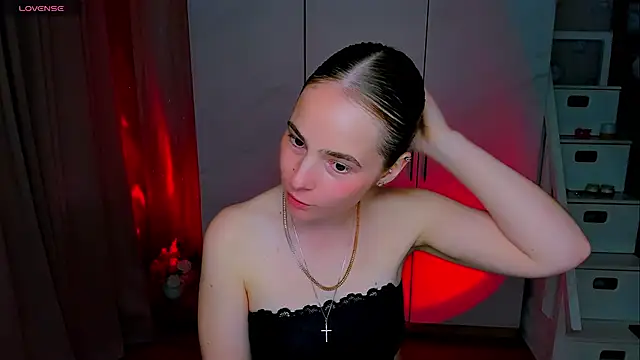 Snapshot of Maddy_Wood_ chatting on 06-19-26, 04:57 Maddy Wood online show from 06-19-26, 04:57
